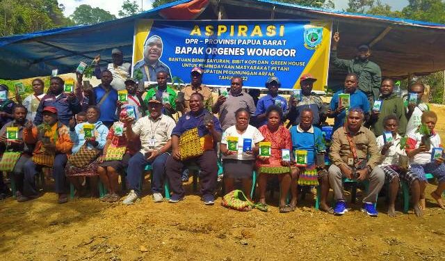 Petani Diberi Bantuan Bibit Sayur dan Kopi