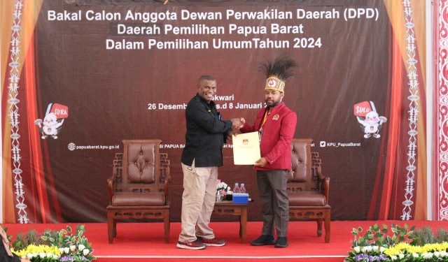 Mendaftar ke KPU Papua Barat, Filep Wamafma Sodorkan 1.377 Pendukung
