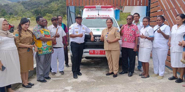 Bupati Waran Serahkan Bantuan Mobil Ambulance kepada Puskesmas Neney