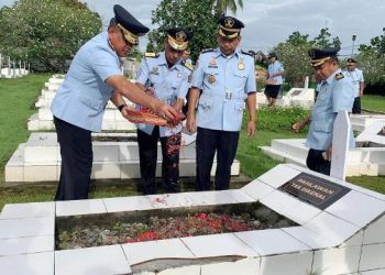 Kantor Imigrasi Manokwari Ziarah dan Tabur Bunga di TMP Sanggeng