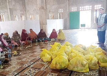 Baznas Bintuni Bagikan Sembako Kepada Janda dan Jompo