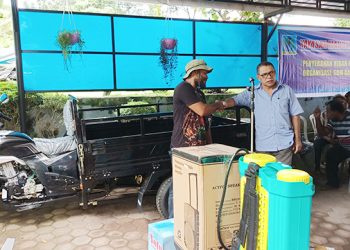 Sergius Rumsayor Serahkan Bantuan Peralatan Usaha Bagi Masyarakat Papua