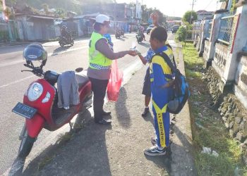 Anggota Satlantas Kamis Berbagi di Depan SMP YPK Manokwari