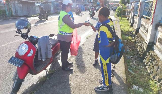 Anggota Satlantas Kamis Berbagi di Depan SMP YPK Manokwari
