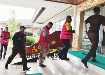 Tiga Tersangka Korupsi Dermaga Yarmatum Dibawa ke Kejati Papua Barat