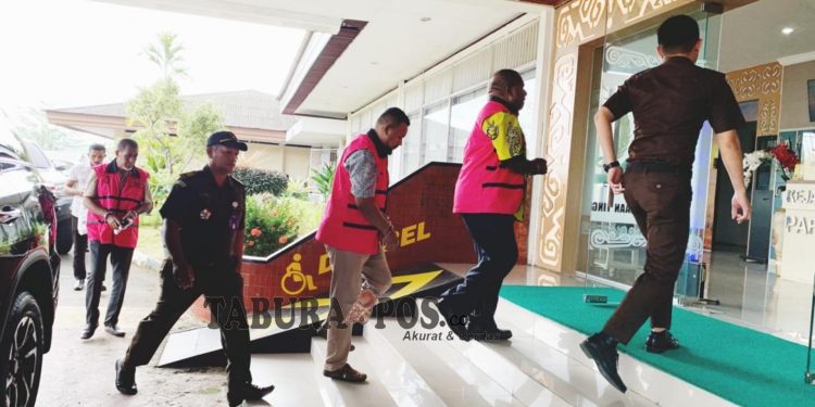 Tiga Tersangka Korupsi Dermaga Yarmatum Dibawa ke Kejati Papua Barat