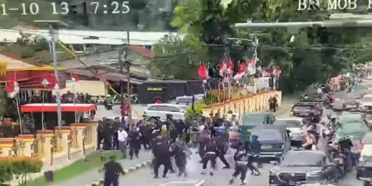 Imbas KPK Tangkap Lukas Enembe, Sejumlah Warga Serang Markas Brimob Papua