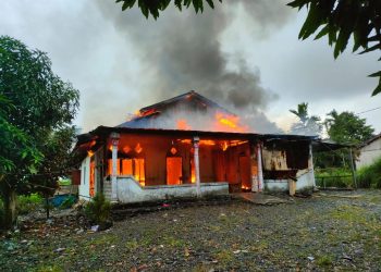 Pertikaian Ibu-ibu Berujung Pemalangan Jalan dan Pembakaran Rumah di Sidey