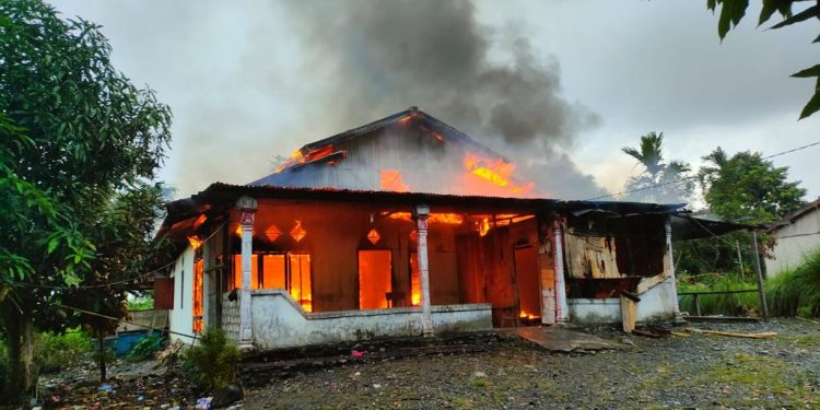 Pertikaian Ibu-ibu Berujung Pemalangan Jalan dan Pembakaran Rumah di Sidey