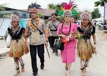 Tradisi Pedang Pora Warnai Penjemputan dan Pelepasan Kapolresta Manokwari