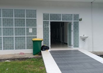 Tidak Sedap Dipandang, Sampah Teronggok di Depan Pintu UGD RSUD Elia Waran