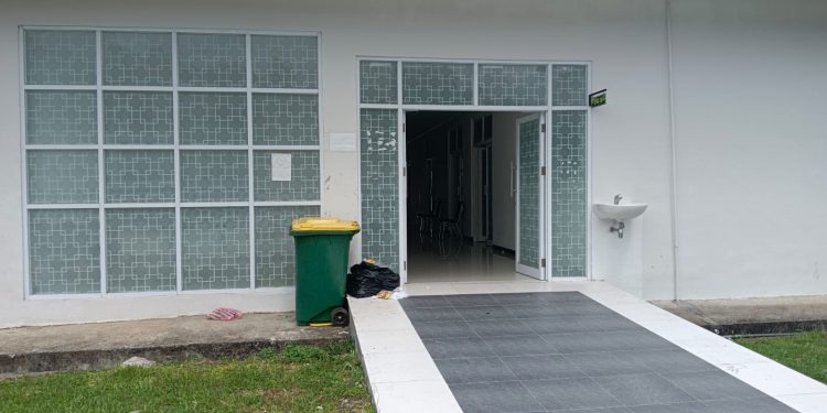 Tidak Sedap Dipandang, Sampah Teronggok di Depan Pintu UGD RSUD Elia Waran
