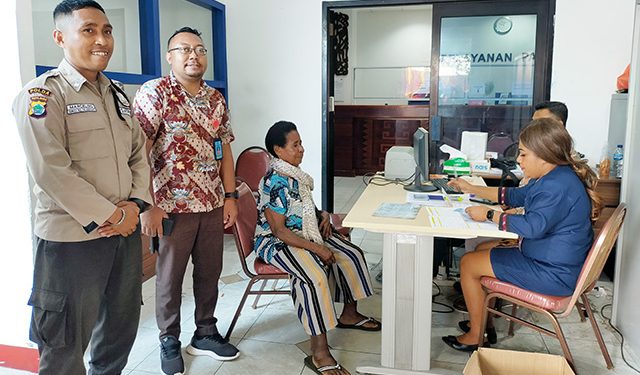 Dinsos Manokwari Salurkan BLT kepada 727 Warga Khusus  