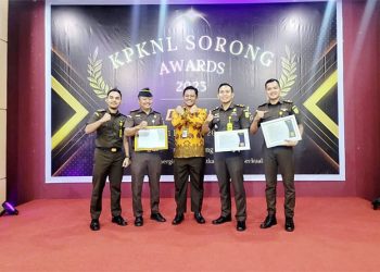 Kejari Manokwari Terima 3 Piagam Penghargaan dari KPKNL Sorong