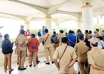 CPNS dan P3K Unjuk Rasa Damai di Kantor Gubernur