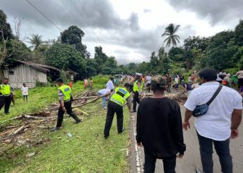 Jalan Diblokade Warga, 20 Jam Arus Lalu Lintas Manokwari-Mansel Macet