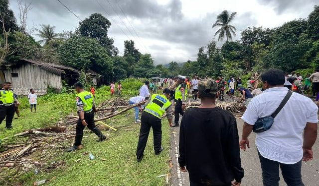Jalan Diblokade Warga, 20 Jam Arus Lalu Lintas Manokwari-Mansel Macet