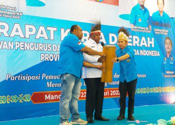 Sangkek Minta KNPI Papua Barat Gagas Vaksinasi Massal