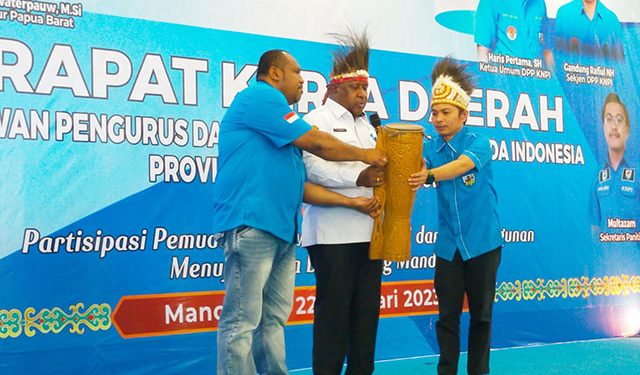 Sangkek Minta KNPI Papua Barat Gagas Vaksinasi Massal