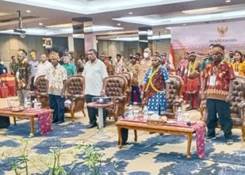Presiden Serahkan SK Pengelolaan Hutan Adat Seluas 16.299 Hektar terhadap Marga Ogoney