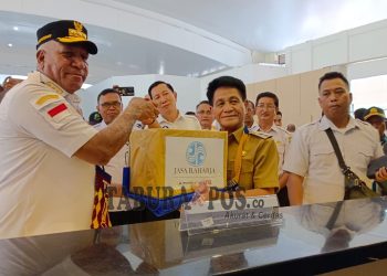 Taat Pajak, Wempi Rengkung Orang Pertama Bayar Pajak di Samsat Mansel