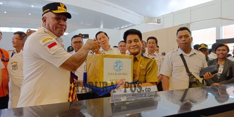 Taat Pajak, Wempi Rengkung Orang Pertama Bayar Pajak di Samsat Mansel