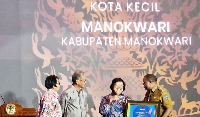 Manokwari Menerima Penghargaan Adipura Kategori Kota Kecil Tahun 2022