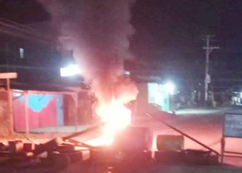 Pemblokadean Jalan di Sowi IV Akibat Laka Lantas yang Menelan Korban Jiwa