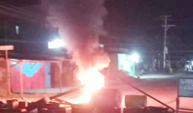 Pemblokadean Jalan di Sowi IV Akibat Laka Lantas yang Menelan Korban Jiwa