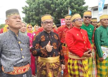 Warga KKSS Tampilkan Baju Bodo dan Songkok Recca