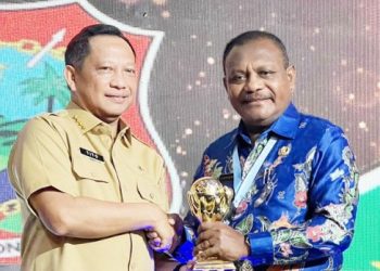 Bupati Teluk Bintuni Petrus Kasihiw Raih Penghargaan Universal Health Coverage (UHC) 2023 Dari BPJS