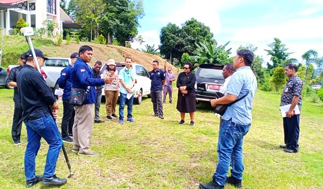 Petugas BPN Manokwari Melakukan Pengukuran di Taman Wisata Rohani