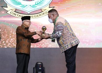 Dukung Program JKN, Papua Barat dan Manokwari Terima Penghargaan UHC