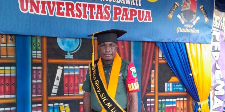 Serka Nico Giay, Babinsa Koramil-01 Manokwari Resmi Menyandang Gelar Magister Lingkungan