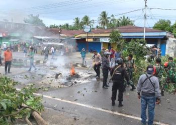 Massa Blokade Jalan dan Merusak Pospam Wariori
