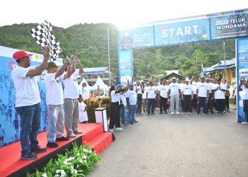 Peringati HUT BUMN ke-25, PLN Sukses Gelar Jalan Sehat di Teluk Wondama