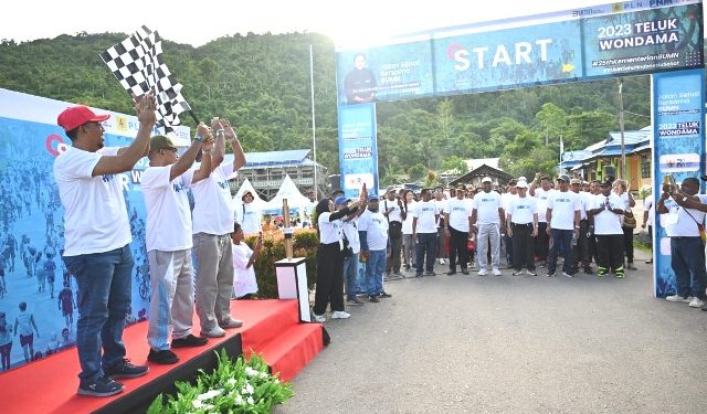 Peringati HUT BUMN ke-25, PLN Sukses Gelar Jalan Sehat di Teluk Wondama