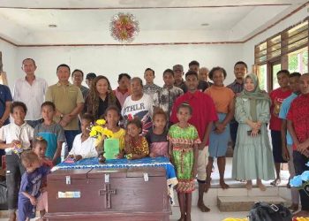 Nenek Wabou Mampu Menyekolahkan Delapan Anaknya dari Berjualan Buras