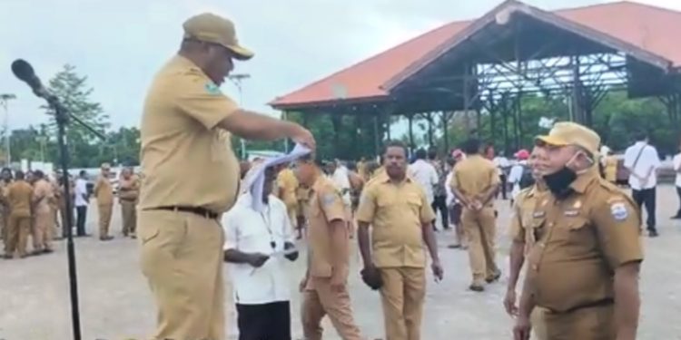 Bersikap Tegas, Bupati Waran Absen Kehadiran ASN dan Honorer Saat Apel