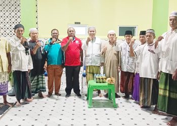Wujud Toleransi, Bupati Waran Beri Zakat ke Sejumlah Masjid di Mansel