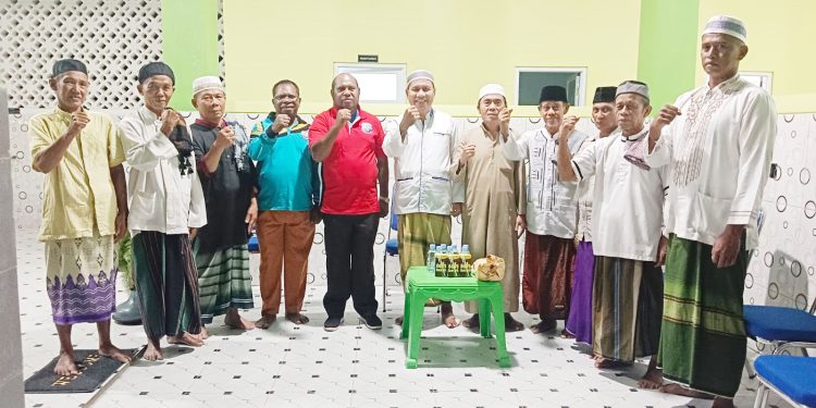 Wujud Toleransi, Bupati Waran Beri Zakat ke Sejumlah Masjid di Mansel