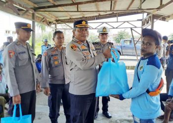 Polres Bintuni Salurkan Puluhan Sembako Bagi Warga Muslim yang Sedang Berpuasa