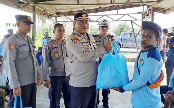 Polres Bintuni Salurkan Puluhan Sembako Bagi Warga Muslim yang Sedang Berpuasa