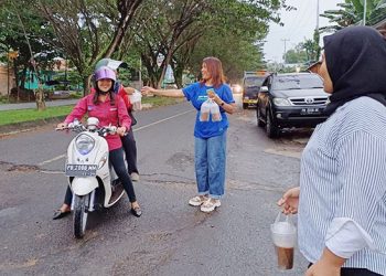 NSH Group Berbagi Takjil kepada Pengendara
