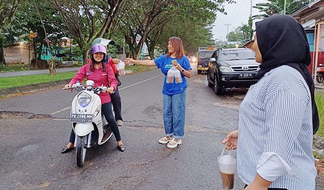 NSH Group Berbagi Takjil kepada Pengendara