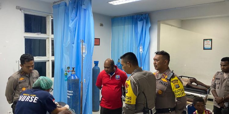 Truk Bermuatan Pisang Kecelakaan di Gunung Bembab, Bupati Waran Jenguk Korban di UGD RSUD Elia Waran