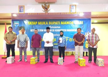 Bupati Bagikan Insentif kepada Ratusan Ketua RT dan RW di Manokwari