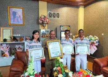 Kembali dari Amerika, Tiga Pelajar SMAN 1 Manokwari ini Berkisah kepada Bupati Hermus