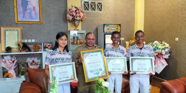 Kembali dari Amerika, Tiga Pelajar SMAN 1 Manokwari ini Berkisah kepada Bupati Hermus