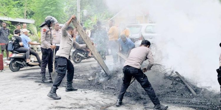 Palang Menuju Bandara Rendani Manokwari Sudah Dibuka, Arus Lalu Lintas Kembali Normal